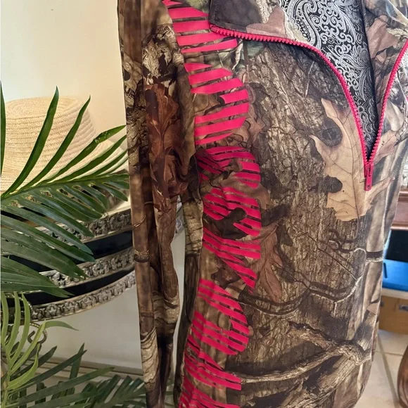 Mossy Oak Realtree Camo Half-Zip with Pink Trim - Picture 3 of 7